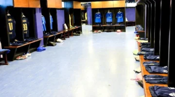 شاهد قميص نادي الزمالك داخل غرفة ملابس استاد الدفاع الجوي قبل المباراة